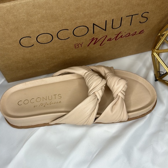 Coconuts by Martisse slides NWT 6 & 8 - Picture 2 of 4